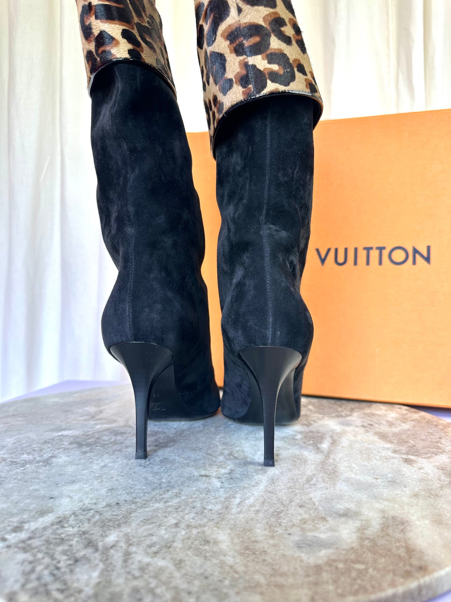 Laarzen Louis Vuitton suede zwart/ panterprint - Maat 39