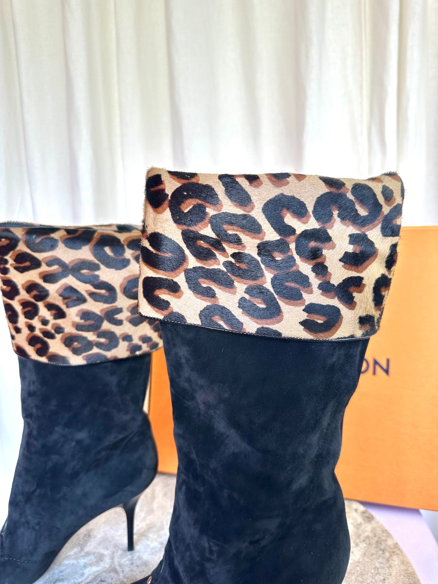 Laarzen Louis Vuitton suede zwart/ panterprint - Maat 39