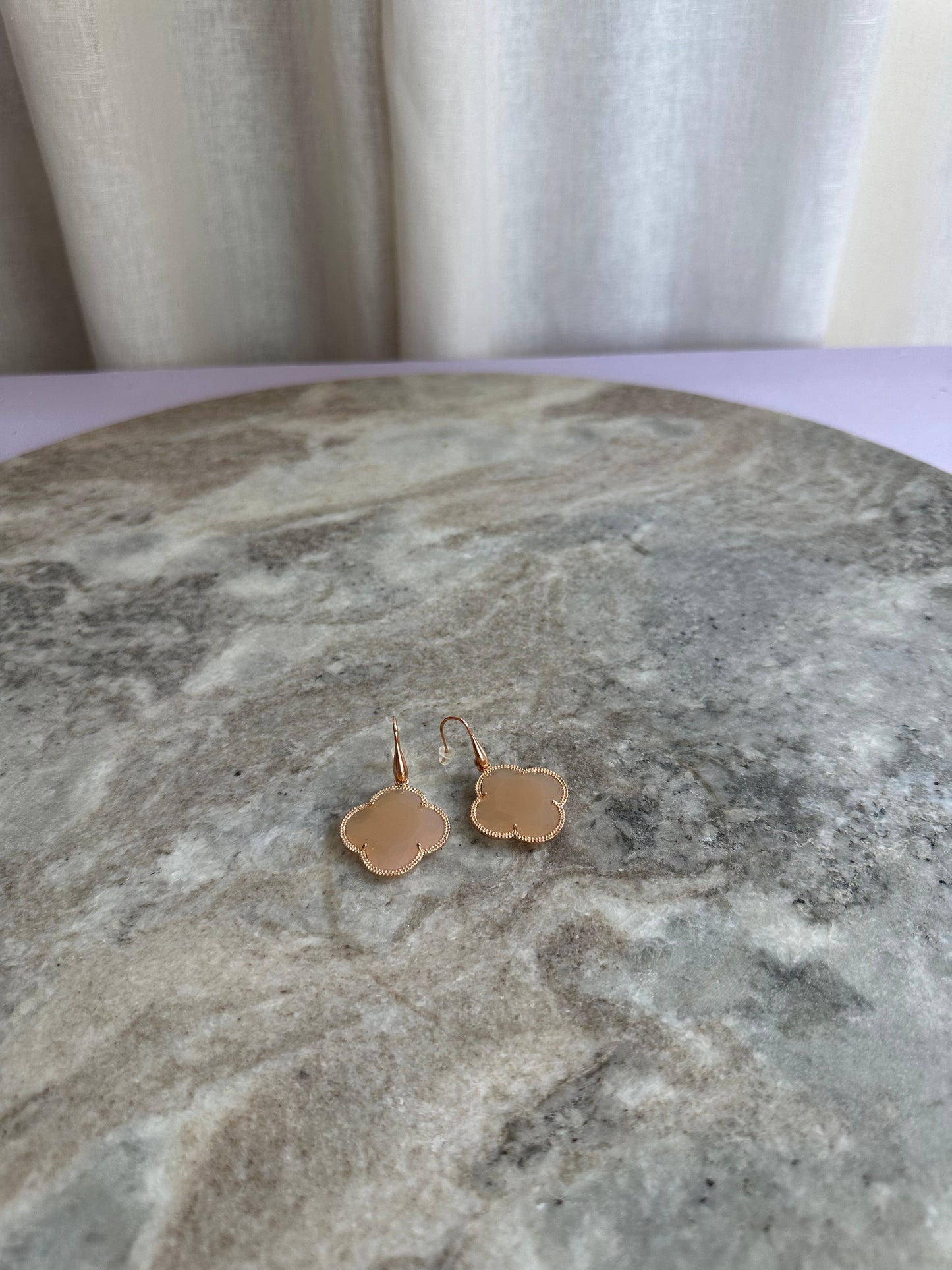 Oorbellen klaver beige