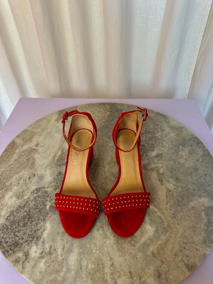 Pump Lina Locchi open blok hak suede rood,gouden studs maat 36