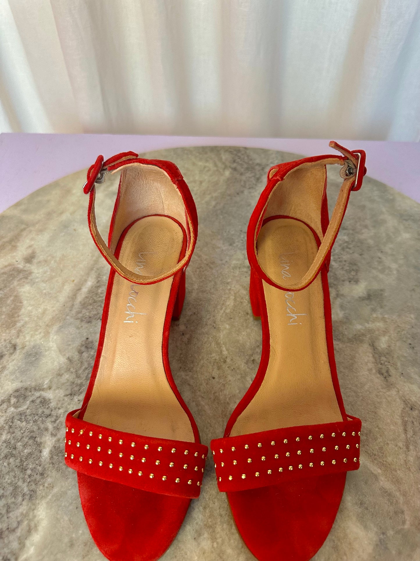 Pump Lina Locchi open blok hak suede rood,gouden studs maat 36