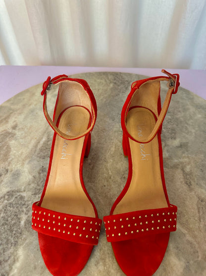 Pump Lina Locchi open blok hak suede rood,gouden studs maat 36
