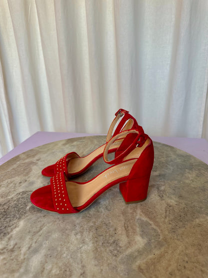 Pump Lina Locchi open blok hak suede rood,gouden studs maat 36