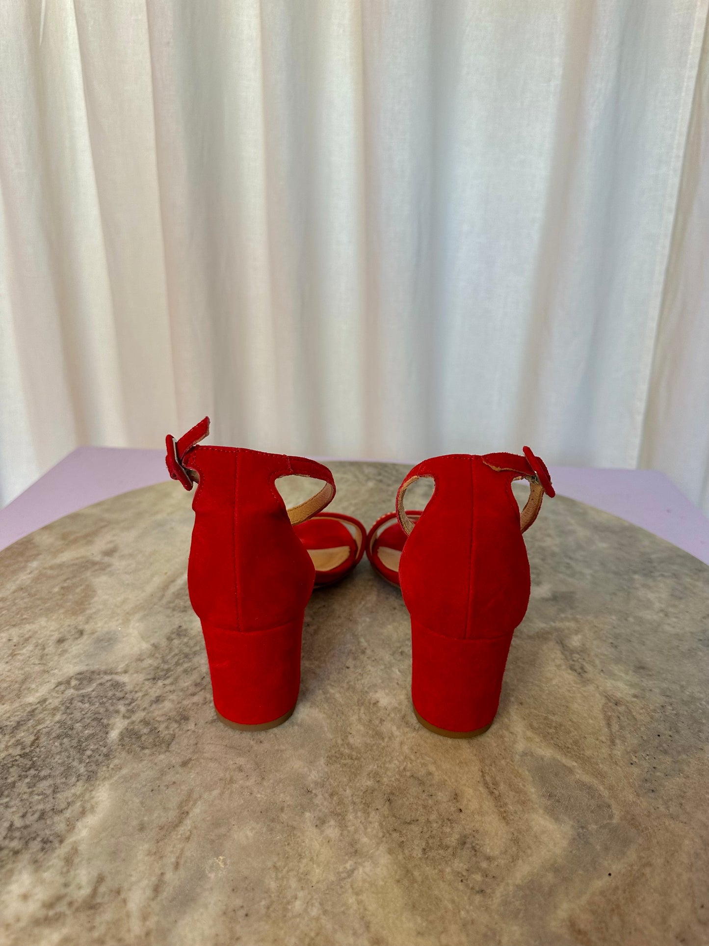Pump Lina Locchi open blok hak suede rood,gouden studs maat 36
