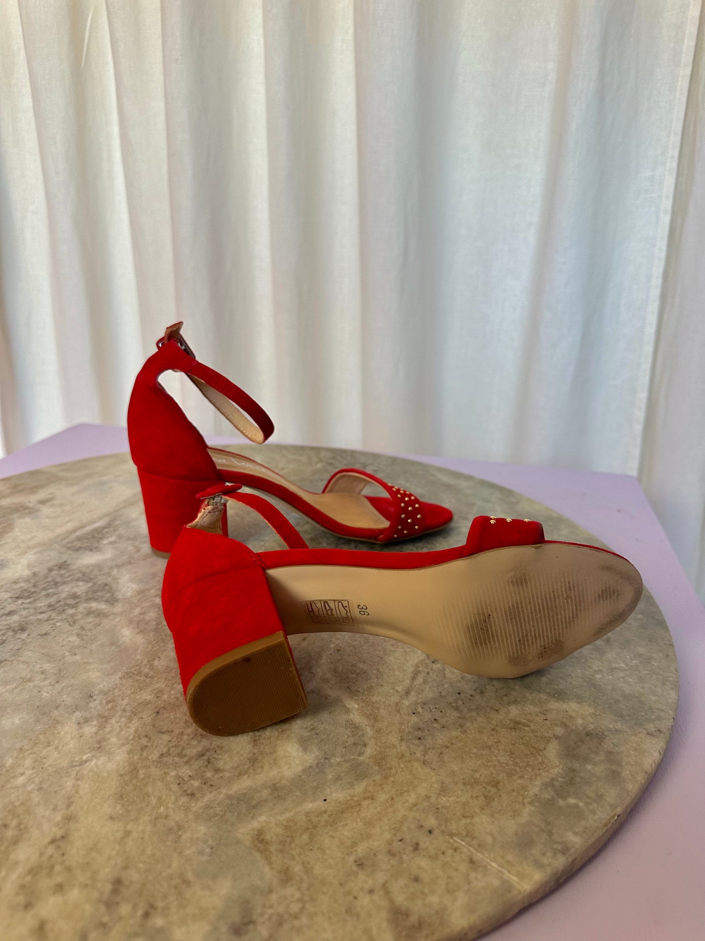 Pump Lina Locchi open blok hak suede rood,gouden studs maat 36
