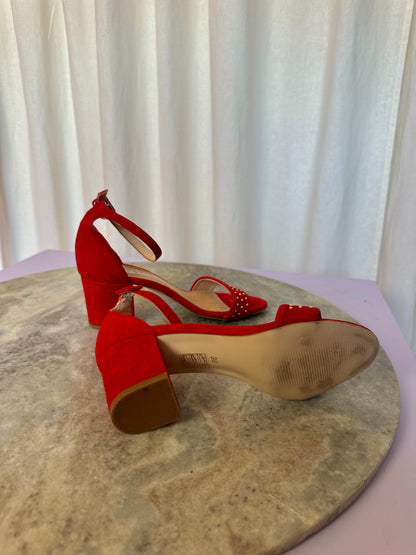 Pump Lina Locchi open blok hak suede rood,gouden studs maat 36