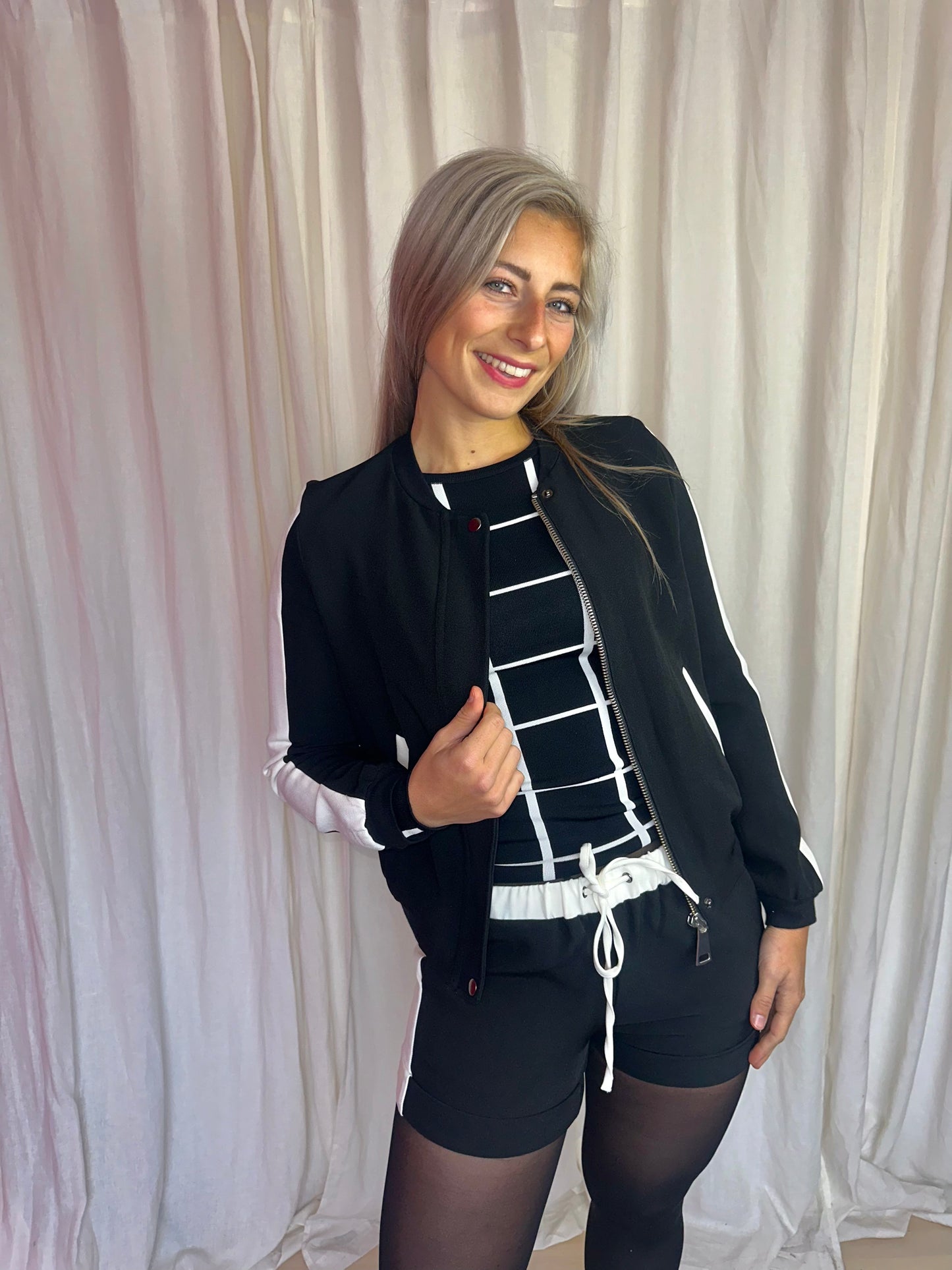 Set 2-delig Nikkie (jas + short) zwart, wit maat 38 (M)