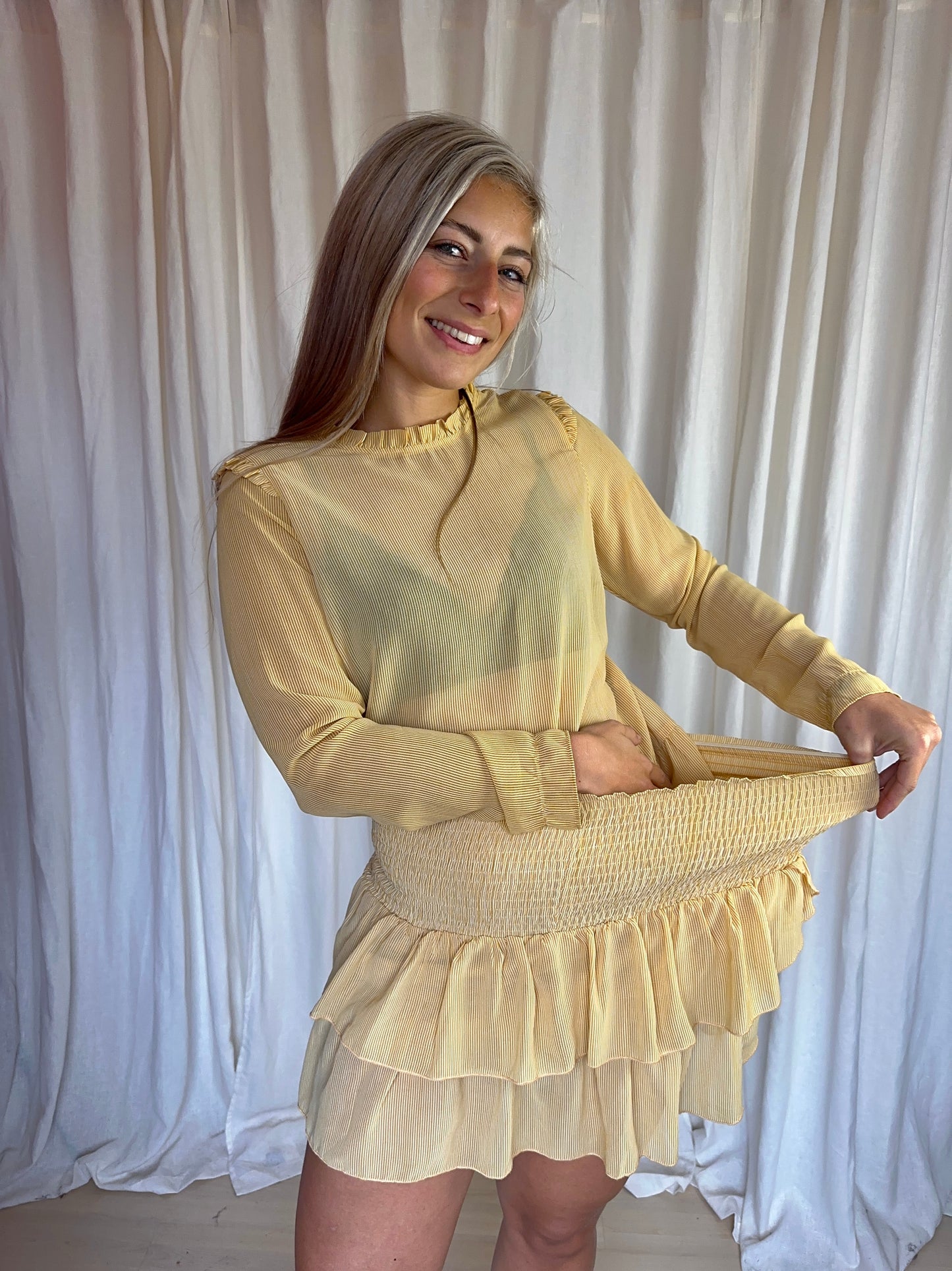 Set (Blouse Carin+Rok Tyrah) Neo Noir ruffles streep okergeel,wit maat S