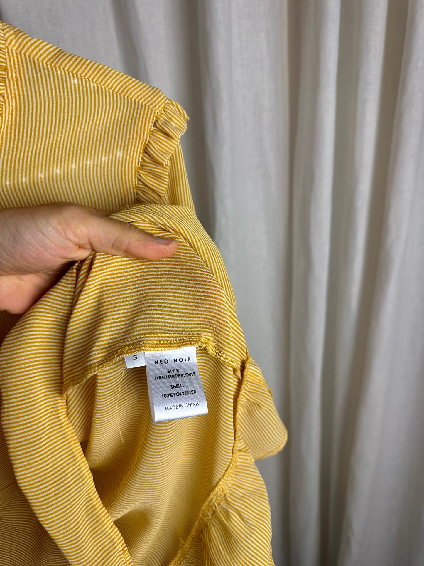 Set (Blouse Carin+Rok Tyrah) Neo Noir ruffles streep okergeel,wit maat S
