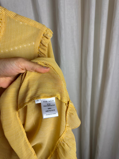 Set (Blouse Carin+Rok Tyrah) Neo Noir ruffles streep okergeel,wit maat S