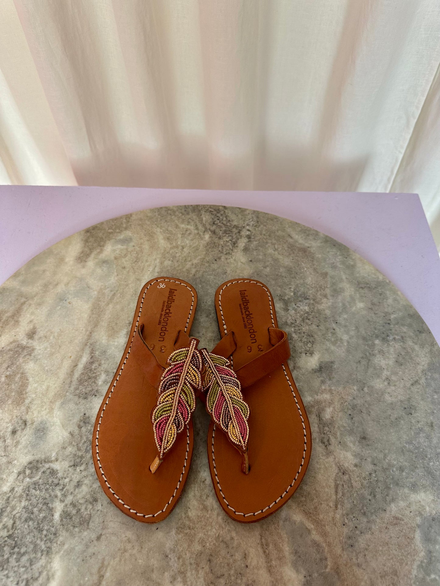 Slippers LaidbackLondon veer leer camel kralen maat 36