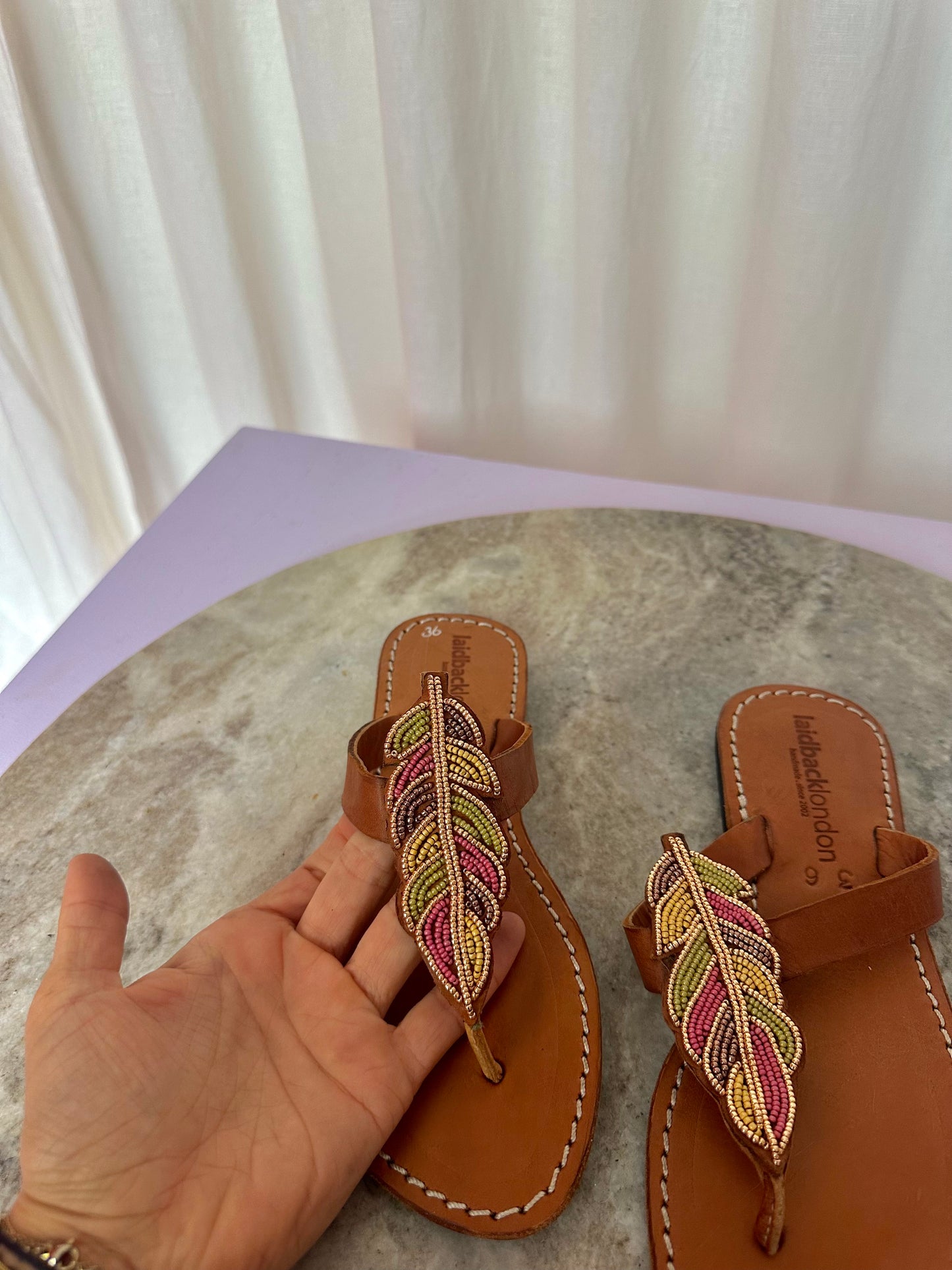 Slippers LaidbackLondon veer leer camel kralen maat 36