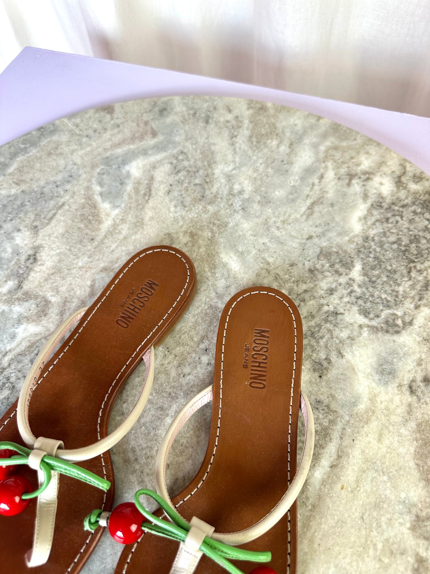 Slippers Moschino kersen maat 37