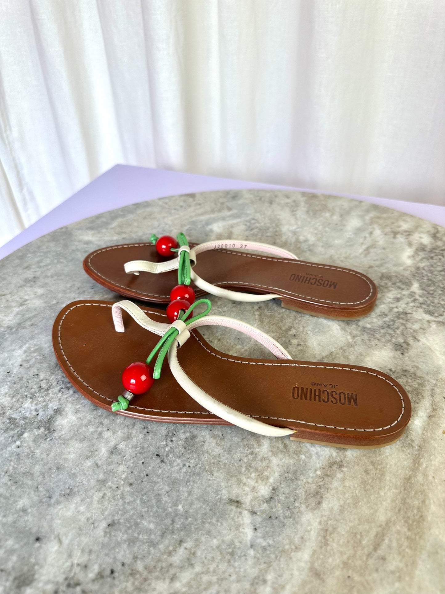Slippers Moschino kersen maat 37