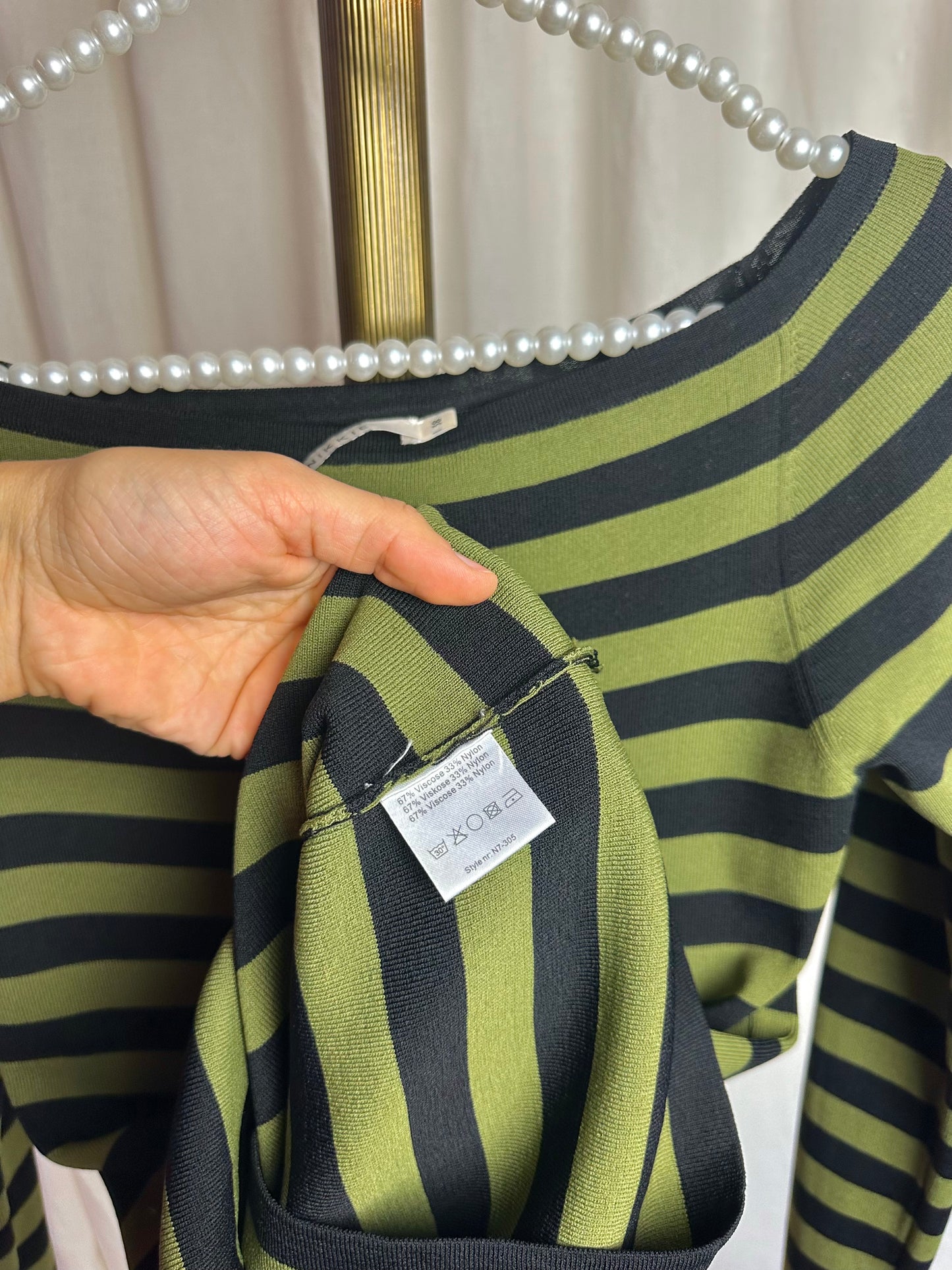Top Nikkie jolie off shoulder strepen donkergroen/zwart - maat 38 (M)